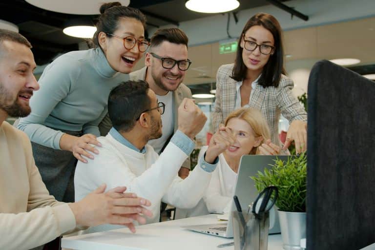 4 pokolenia w jednym zespole — jak zamienić napięcia w przewagę